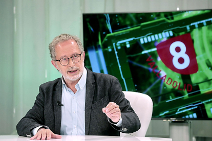 Manuel Saravia en el programa ‘La Quinta Esquina’, emitido ayer en La 8 de Valladolid. CARLOS ESPESO / PHOTOGENIC