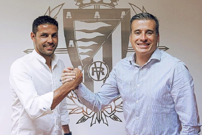 Javier Baraja y Miguel Ángel Gómez certifican el acuedo estrechando sus manos.-R.V.