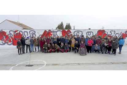 Foto de familia de los participantes en la elaboración del cartel, junto al artista local que lo ha diseñado; el presidente de la Diputación y el alcalde de Tordesillas.-EL MUNDO