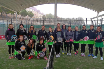 Los equipos ‘A’ y ‘B’ del Club Raqueta femenino de Valladolid posan antes de disputar su confrontación en la  primera jornada de la LAP.-E.M