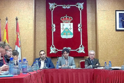 El alcalde preside la sesión plenaria celebrada ayer en el Ayuntamiento de Tordesillas.-Santiago