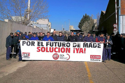 La plantilla de Made, concentrada ayer en el exterior de la factoría.-EL MUNDO