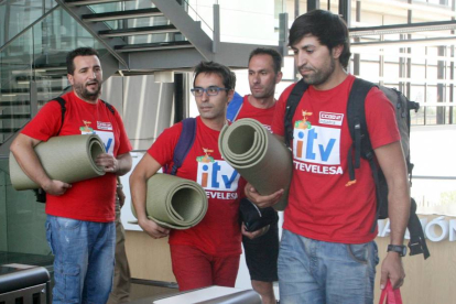 Imagen de archivo de los trabajadores de Itevelesa cuando salieron del edificio ADE Parques Tecnológicos y Empresariales de Castilla y León-ICAL