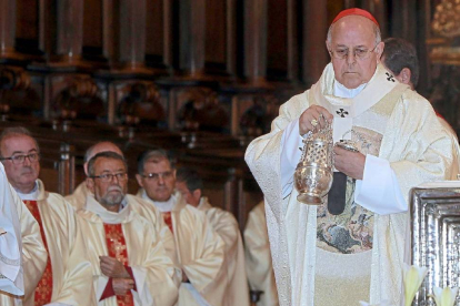 El arzobispo de Valladolid, Ricardo Blázquez, ayer durante la eucaristía en honor a la Virgen de San Lorenzo.-J. M. Lostau