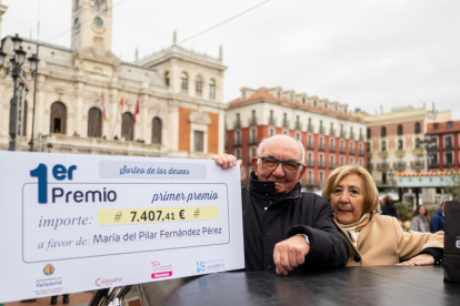María del Pilar, la ganadora del Árbol de los Deseos, y su marido posan con el cartel del primer premio - PHOTOGENIC