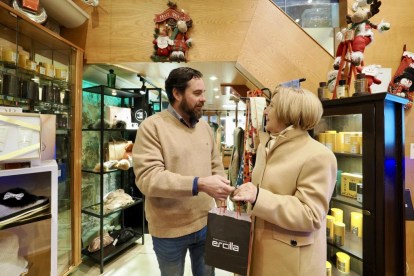 María del Pilar, la ganadora del Árbol de los Deseos, comprando en la Perfumería Ercilla - PHOTOGENIC