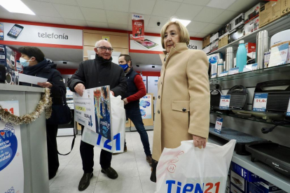 María del Pilar, la ganadora del Árbol de los Deseos, comprando en la Tien 21 - PHOTOGENIC