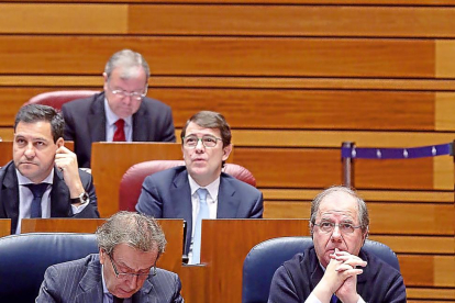Herrera, De Santiago, Mañueco, De la Hoz y Silván, ayer, en una de las votaciones del pleno.-ICAL