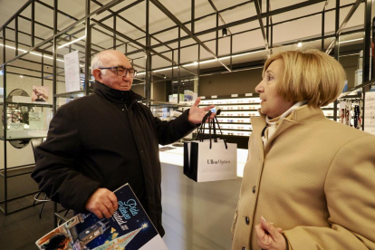 María del Pilar, la ganadora del Árbol de los Deseos, comprando en la Ulloa Óptico - PHOTOGENIC