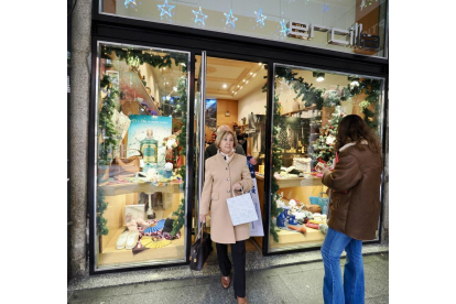 María del Pilar, la ganadora del Árbol de los Deseos, realizando sus compras - PHOTOGENIC