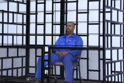 Saif al Islam Gaddafi, hijo del que fuera dictador de Libia, atiende a una sesión penal a distancia desde Zintan, donde se encuentra detenido, el 25 de mayo de 2015.-Foto: REUTERS/ ZINTAN