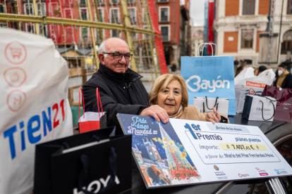 María del Pilar, la ganadora del Árbol de los Deseos, y su marido posan con el cartel del primer premio - PHOTOGENIC