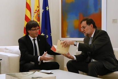 Rajoy y Puigdemont en una reunión en 2016-DAVID CASTRO