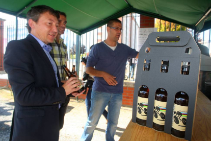 El alcalde de Ponferrada, Samuel Folgueral (I), junto al concejal de Deportes, Sergio Gallardo (C), y el responsable de Milana Cerveza de Castilla y León, durante la rpesentación de la cerveza oficial del Mundial de Ciclismo de Ponferrada-Ical