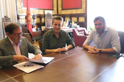El alcalde de Valladolid, Óscar Puente, comparece tras la firma del contrato de las actividades de la Escuela de Música Mariano de las Heras-ICAL