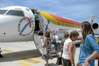 Un grupo de pasajeros embarca en un avión de Air Nostrum-El Mundo