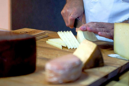 Un productor de quesos prepara una degustación de algunos de sus curados.-EL MUNDO