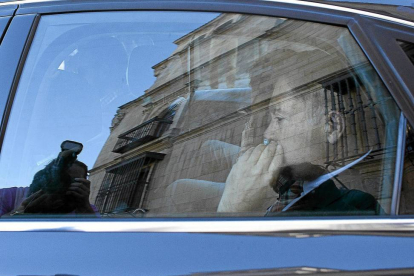 Marcos Martínez, sale en coche de Ia Diputación de León el día que fue detenido-Efe