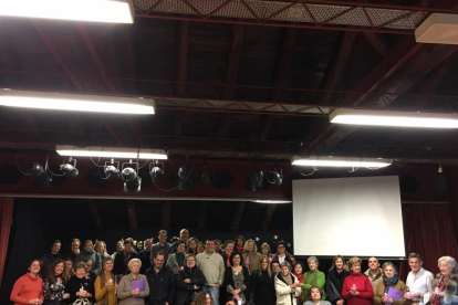 Foto de familia de los asistentes al acto contra la violencia de género, ayer en el centro cultural ‘La Cilla’ de La Seca.-E.M.