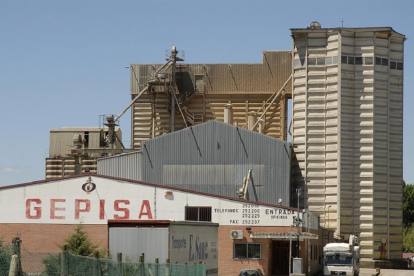 Instalaciones de Gepisa en Garray (Soria) y los hermanos Casado García, responsables de la firma de fabricación de piensos.-V. GUISANDE