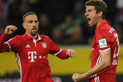 Müller, que ha perdido presencia últimamente en el equipo, celebra con rabia el gol del Bayern en presencia de Ribéry.-AFP