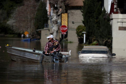 Pobladores intentan salir de una calle inundada en un poblado de California, EEUU.-AFP / GETTY IMAGES NORTH AMERICA