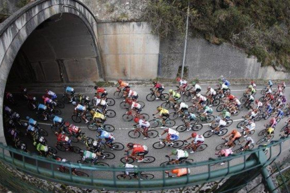 Los ciclistas de la Vuelta, durante la 16ª etapa de la carrera.-EFE / JAVIER LIZON