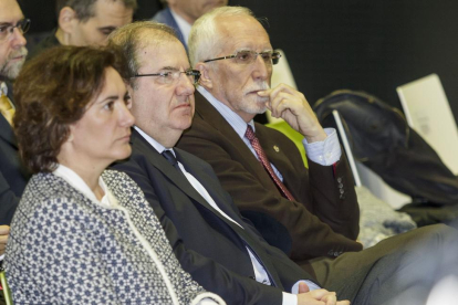 El presidente de la Junta de Castilla y León, Juan Vicente Herrera, junto al escritor, Luis Mateo Díez (D), y la consejera de Cultura y Turismo, María Josefa García Cirac (I).-ICAL