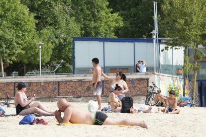 Bañistas en la playa de Las Moreras. J.M.LOSTAU