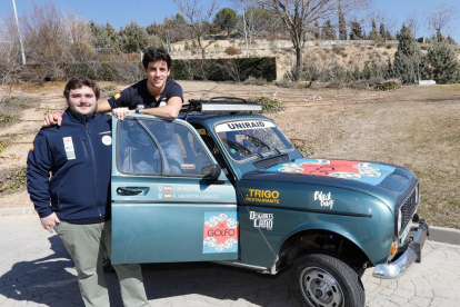 José Manuel Rodríguez, de píe, y Asís Valentín-Gamazo posan con el mítico Renault 4L, emblema de la factoría vallisoletano.-J. M. LOSTAU