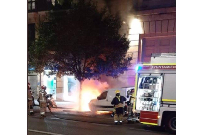Furgoneta en llamas en la calle Miguel Íscar de Valladolid. - EP