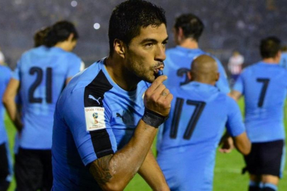 Luis Suárez celebra su gol de penalti con Uruguay ante Paraguay.-AFP / PABLO PORCIUNCULA