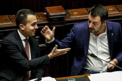 Salvini (derecha) y Di Maio se saludan el pasado 13 de febrero en una sesión del Parlamento en Roma.-ANSA / FABIO FRUSTACI