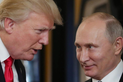 Trump y Putin en la cumbre de la APEC el pasado mes de noviembre. /-AFP / MIKHAIL KLIMENTYEV