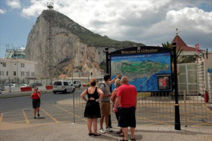 Visitantes británicos consultan un mapa en Gibraltar.-REUTERS / JON NAZCA