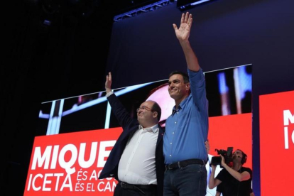 Los líderes del PSC y el PSOE, Miquel Iceta y Pedro Sánchez, el pasado sábado en Barcelona.-ELISENDA PONS