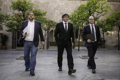 unqueras, Puigdemont y Turull se dirigen a la reunión de Govern.-JOAN CORTADELLAS