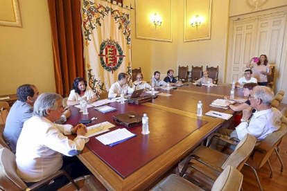 Reunión del Consejo de Administración de Auvasa celebrada ayer en el Ayuntamiento de Valladolid y presidida por Luis Vélez.-Ical