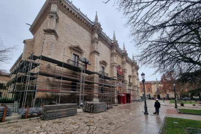 Instalación de los andamios en el Palacio de Santa Cruz para las obras de restauración - PHOTOGENIC