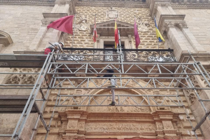 Instalación de los andamios en el Palacio de Santa Cruz para las obras de restauración - PHOTOGENIC