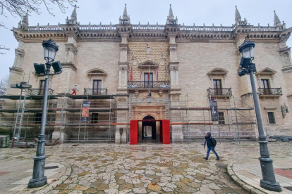 Instalación de los andamios en el Palacio de Santa Cruz para las obras de restauración - PHOTOGENIC