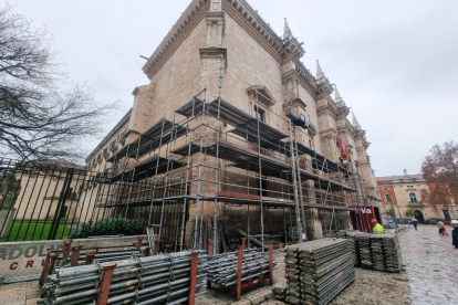 Instalación de los andamios en el Palacio de Santa Cruz para las obras de restauración - PHOTOGENIC