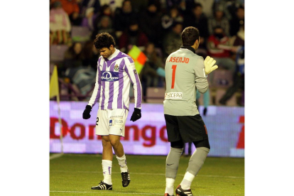 Costa y Asenjo, dos jugadores con pasado en Valladolid y en Madrid.-EL MUNDO