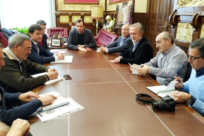 Los presidentes de las asociaciones de vecinos afectadas se reúnen con Puente, Saravia y Álvarez por las obras del túnel de Andrómeda en el Ayuntamiento. E. M.