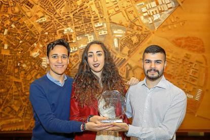 Paulino Poveda, Alejandra Gómez y Santiago Rodríguez en las instalaciones de la Escuela Técnica Superior de Arquitectura de Valladolid.-J. M. LOSTAU