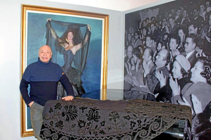 El bailarín Francisco Beltrán posa en el Museo Mariemma de Íscar, junto al ‘mantelo’ o sobrefalda tradicional.-EL MUNDO
