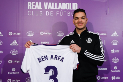 Ben Arfa posa en la sala de prensa de Zorrilla con la camiseta que lucirá en los partidos con el número 3. | J. M. LOSTAU