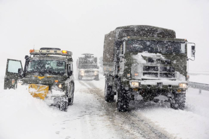 Vehículos de la UME retiran la nieve en la carretera A-67 a la altura de Aguilar de Campoo (Palencia)-César Manso