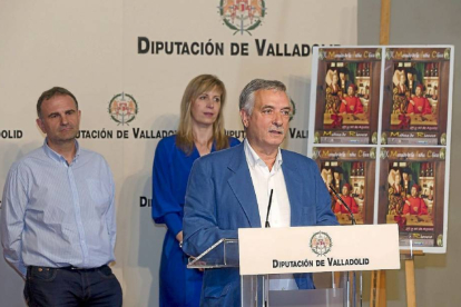 Artemio Domínguez, María San José y Féliz Sanz en la presentación del mercado Indio Chico de Rioseco.-El Mundo