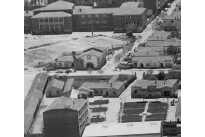 Plaza del Ejército y la calle de la Hípica sobre los años 50-60 del siglo XX.- E.M.